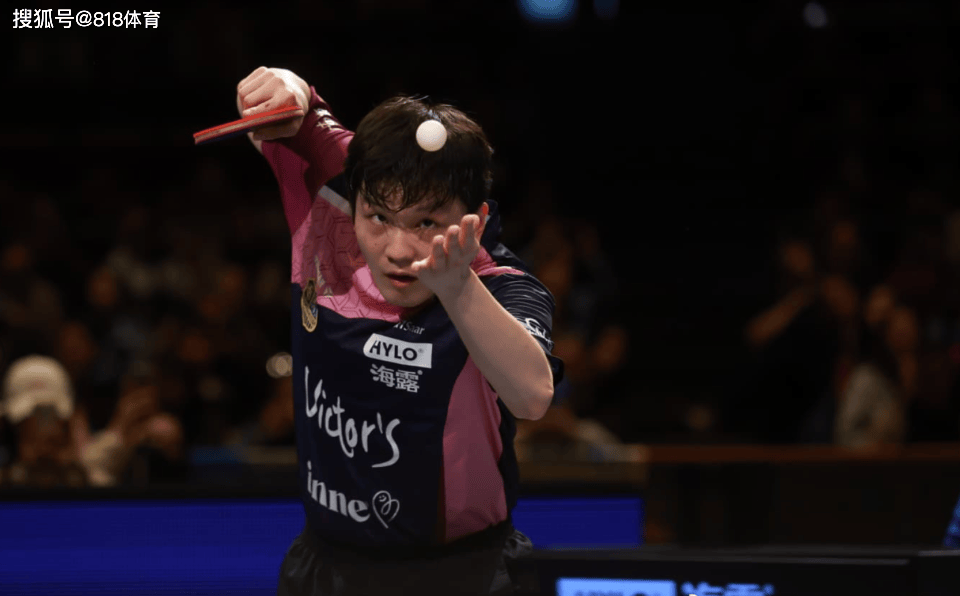 可爱!樊振东欧冠半决赛单手接球女球迷直呼好帅 咚咚被夸得不好意思了